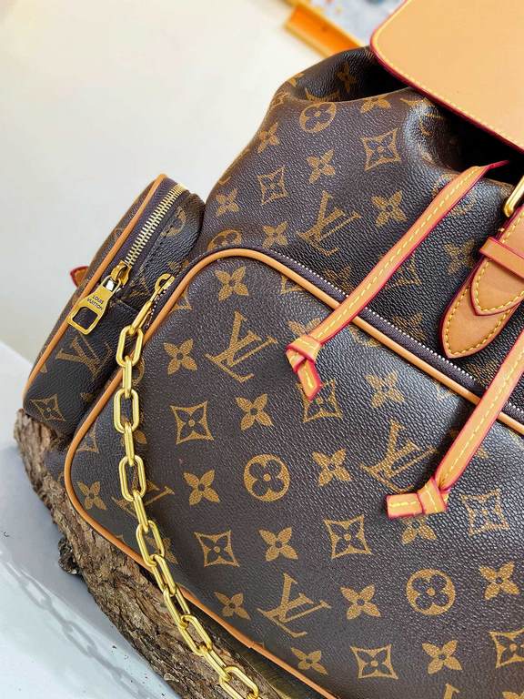 [LV 45670 Shoulder Bag]     Trio shoulder bag is a Monogram canvas body with cowhide flap, embellished with modern details such as a gold chain on the front pocket, linking Louis Vuitton's The Trio shoulder bag is a Mono