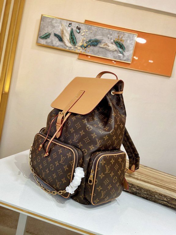 [LV 45670 Shoulder Bag]     Trio shoulder bag is a Monogram canvas body with cowhide flap, embellished with modern details such as a gold chain on the front pocket, linking Louis Vuitton's The Trio shoulder bag is a Mono