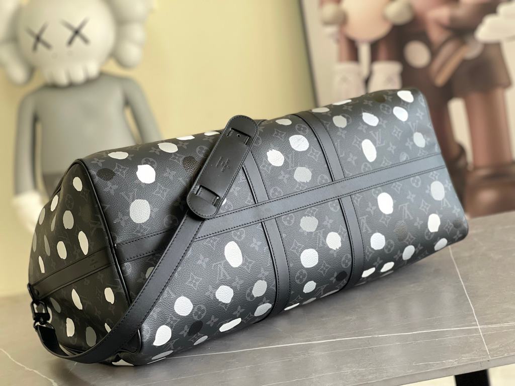 The M46401LV x YK Keepall 55 travel bag from the Louis Vuitton x Yayoi Kusama collaboration celebrates the fusion of artistic creativity and craftsmanship with polka dots on Monogram Eclipse canvas, once again making it 