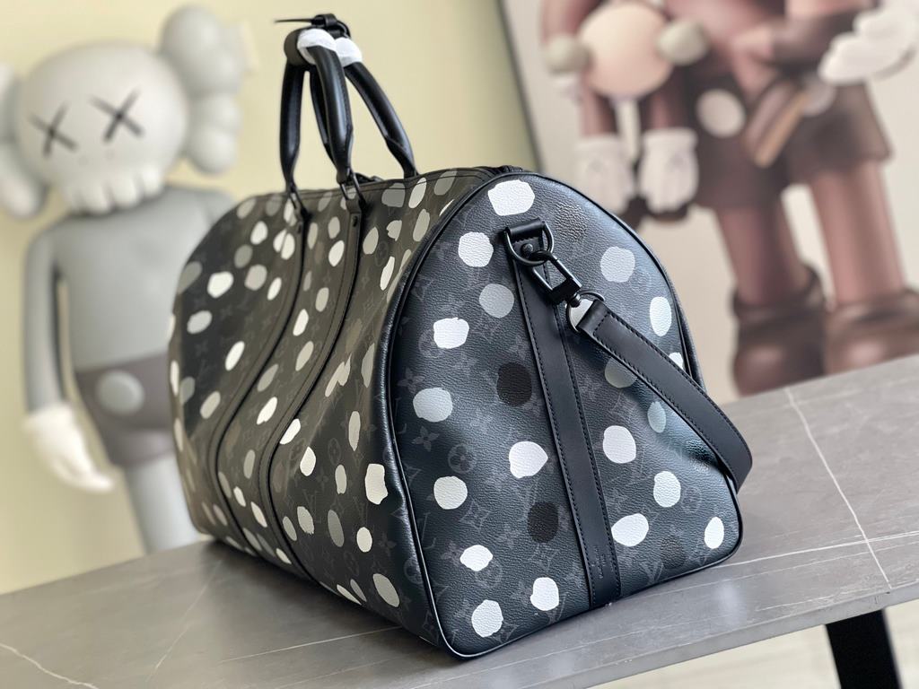 The M46401LV x YK Keepall 55 travel bag from the Louis Vuitton x Yayoi Kusama collaboration celebrates the fusion of artistic creativity and craftsmanship with polka dots on Monogram Eclipse canvas, once again making it 