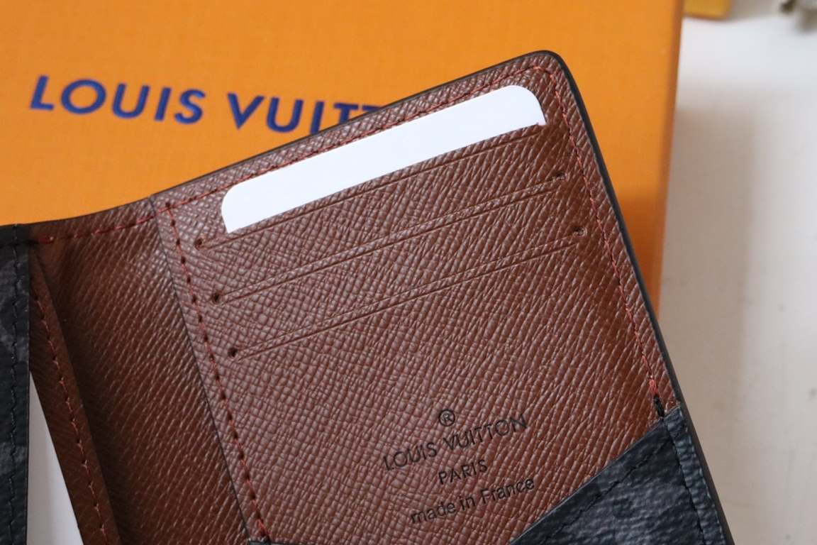 M80767Pocket walletCrafted in Epi leather, this pocket wallet is lined in smooth leather and Monogram Eclipse canvas with a Monorgam print, giving it a surprisingly classic look. This compact wallet features three credit