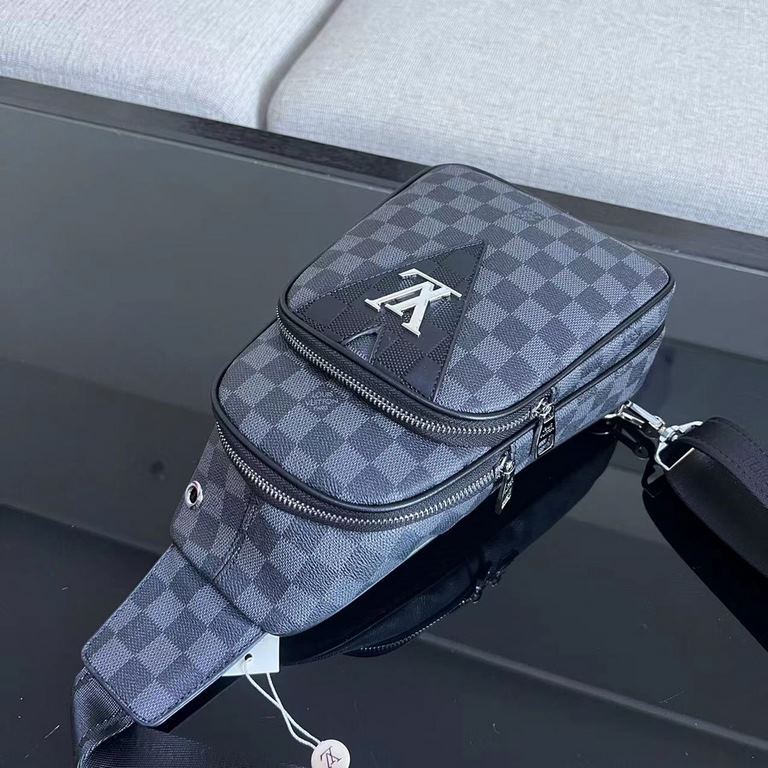 So many people looking at the bag!  LV is not good to sell turn the picture know. Latest 2020 Launched Men's Chest Bag, Selected Leather - High-grade Imported Cowhide Leather, Imported Lining Design  Uniform alignment [B