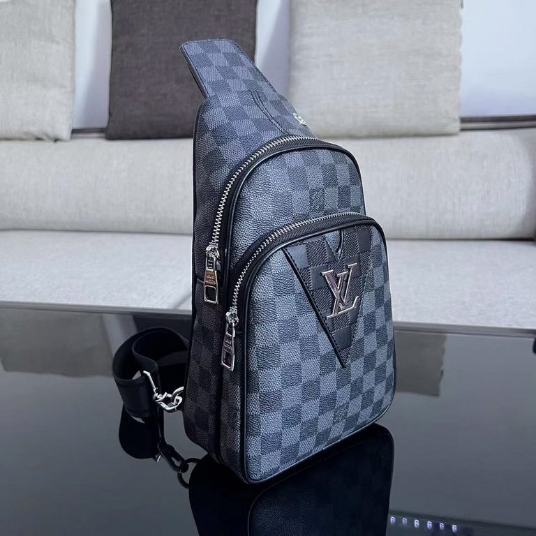 So many people looking at the bag!  LV is not good to sell turn the picture know. Latest 2020 Launched Men's Chest Bag, Selected Leather - High-grade Imported Cowhide Leather, Imported Lining Design  Uniform alignment [B