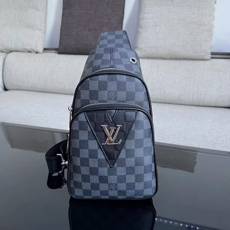 So many people looking at the bag!  LV is not good to sell turn the picture know. Latest 2020 Launched Men's Chest Bag, Selected Leather - High-grade Imported Cowhide Leather, Imported Lining Design  Uniform alignment [B