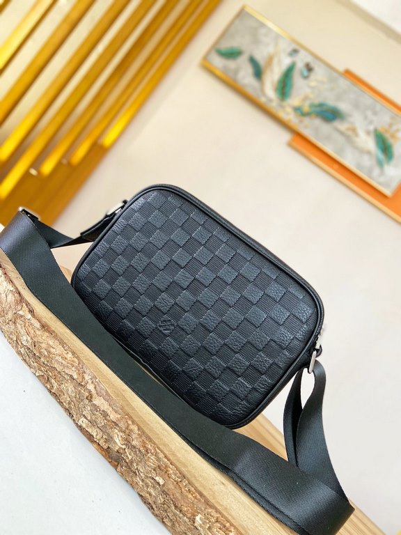 秘秘LV    Counter the latest explosion of men's crossbody bags, heavy money to create a new channel goods   Energetic   Ideal for men's   The original hardware  LOGO is clear as a bell   Top head layer cowhide   quality Un