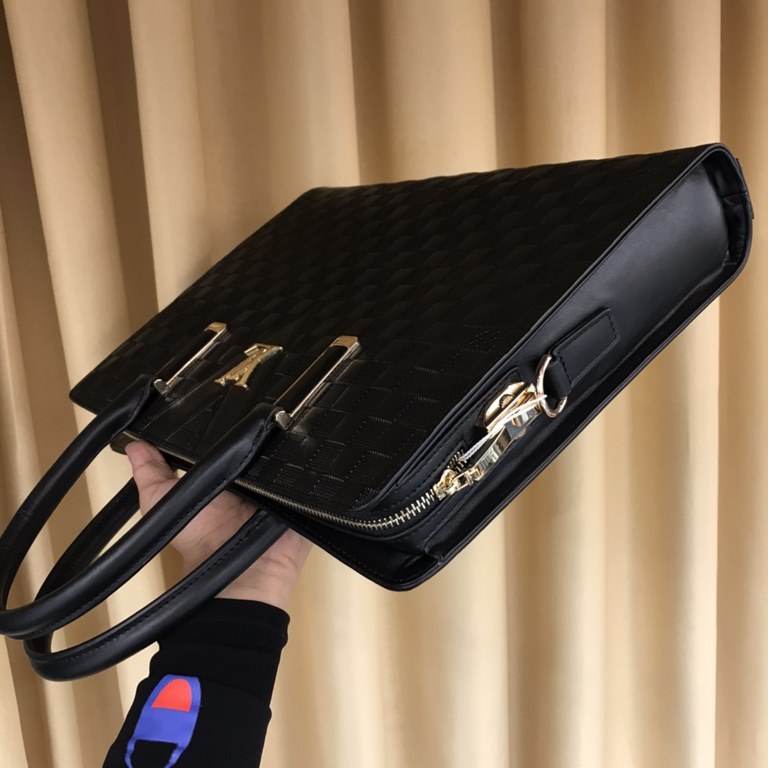 Out of the shipment ah [hey ha] Lv . Briefcase Genuine YKK hardware, get your hands on you understand how good Italy    imported elephant grain cowhide (market exclusivity), removable shoulder strap, the size of the body