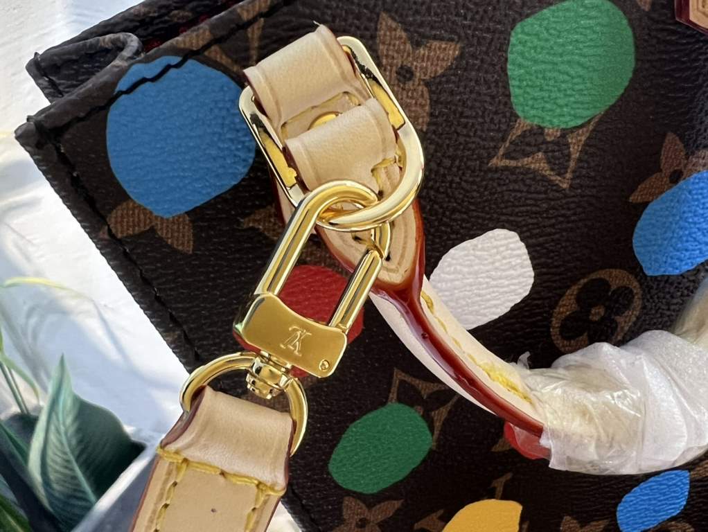 M81867 LV X YK PETIT SAC PLAT Handbag The LV x YK Petit Sac Plat Handbag from the Louis Vuitton x Yayoi Kusama Collaboration is a technically sophisticated creation. The colorful polka dots on Monogram canvas reproduce t