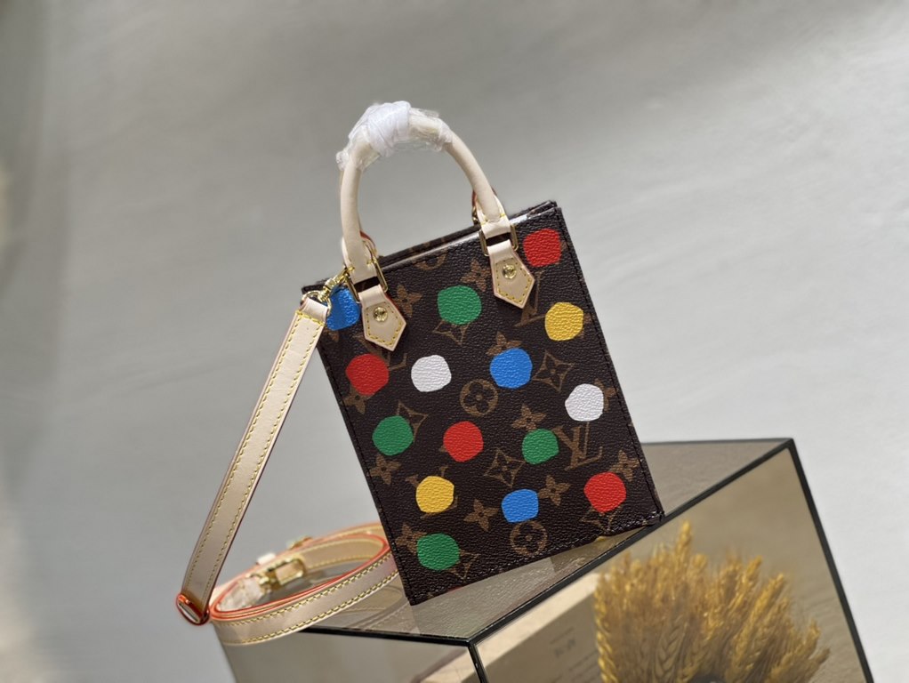 M81867 LV X YK PETIT SAC PLAT Handbag The LV x YK Petit Sac Plat Handbag from the Louis Vuitton x Yayoi Kusama Collaboration is a technically sophisticated creation. The colorful polka dots on Monogram canvas reproduce t