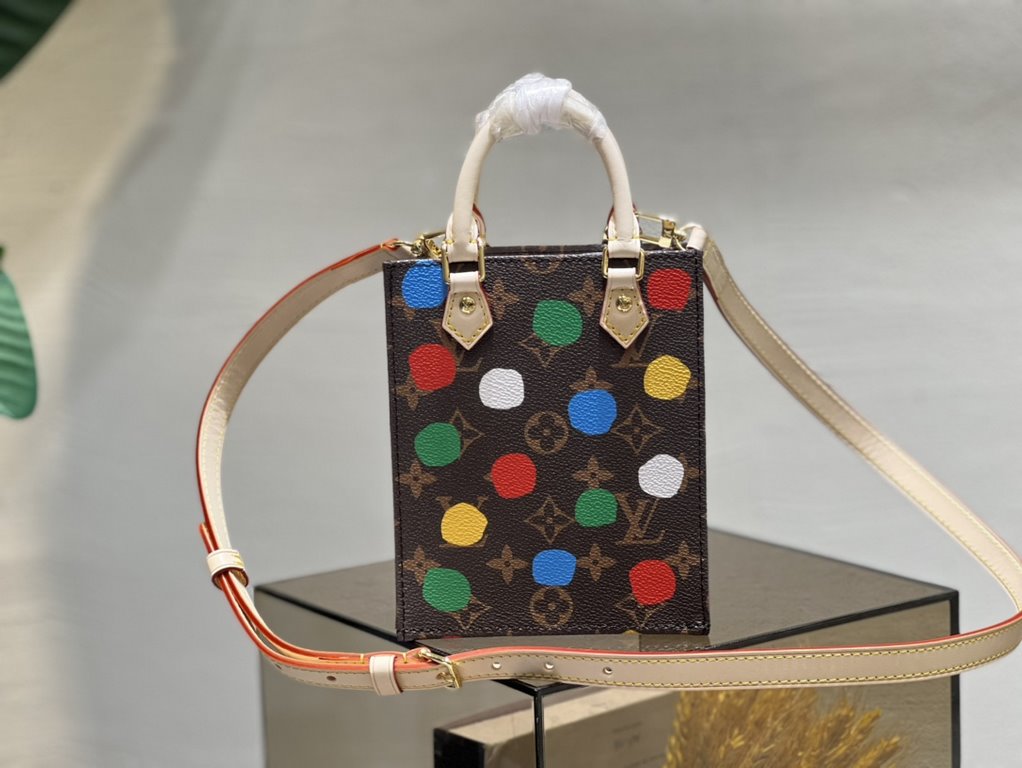 M81867 LV X YK PETIT SAC PLAT Handbag The LV x YK Petit Sac Plat Handbag from the Louis Vuitton x Yayoi Kusama Collaboration is a technically sophisticated creation. The colorful polka dots on Monogram canvas reproduce t