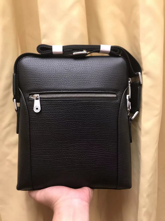 Launch of the fire crossbody bag   Italian imported cowhide   top goods,   steel hardware are brand LOGO, look at the leather gloss, look at the oil edges, look at the alignment, the highest quality in the market, there 