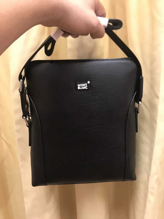 Launch of the fire crossbody bag   Italian imported cowhide   top goods,   steel hardware are brand LOGO, look at the leather gloss, look at the oil edges, look at the alignment, the highest quality in the market, there 