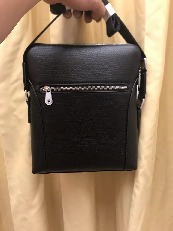 Launch of the fire crossbody bag   Italian imported cowhide   top goods,   steel hardware are brand LOGO, look at the leather gloss, look at the oil edges, look at the alignment, the highest quality in the market, there 