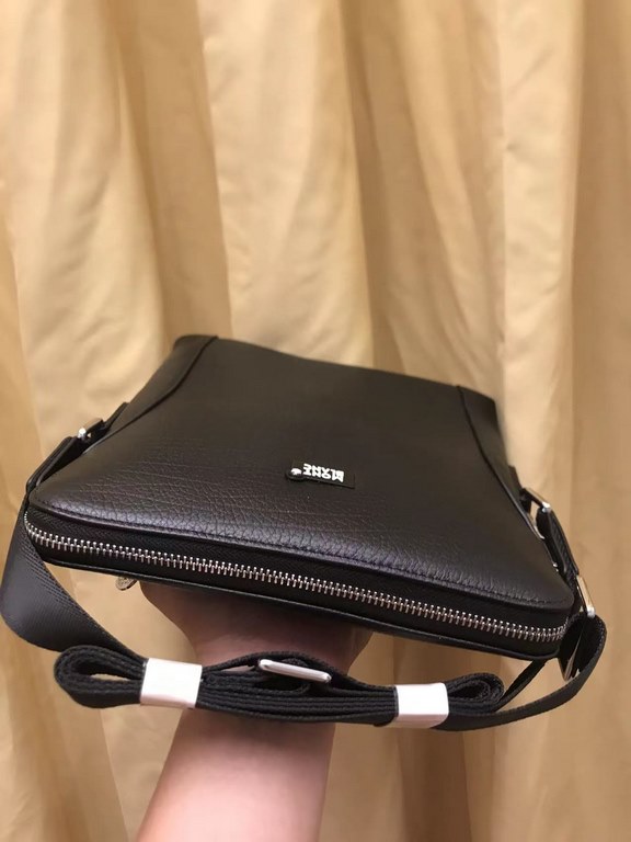 Launch of the fire crossbody bag   Italian imported cowhide   top goods,   steel hardware are brand LOGO, look at the leather gloss, look at the oil edges, look at the alignment, the highest quality in the market, there 