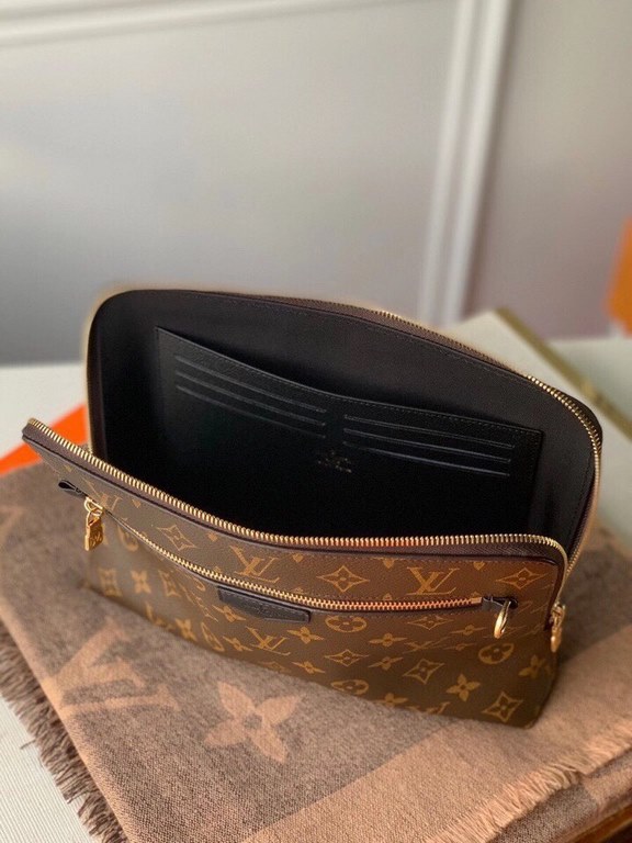 LV Louis Vuitton is the first to use the pouch in the world's most prestigious luxury brand, and it's the first to use the pouch in the world's most prestigious brand.The new pouch clutch is made of damier graphite canva