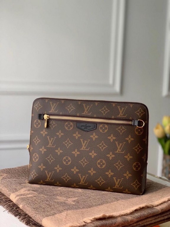 LV Louis Vuitton is the first to use the pouch in the world's most prestigious luxury brand, and it's the first to use the pouch in the world's most prestigious brand.The new pouch clutch is made of damier graphite canva