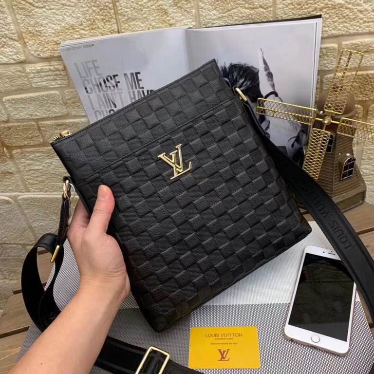 New Lv crossbody bag   Italian imported cowhide   top goods,   steel hardware are brand LOGO, look at the gloss of the leather, look at the oil edges, look at the alignment, the highest quality in the market, there is no