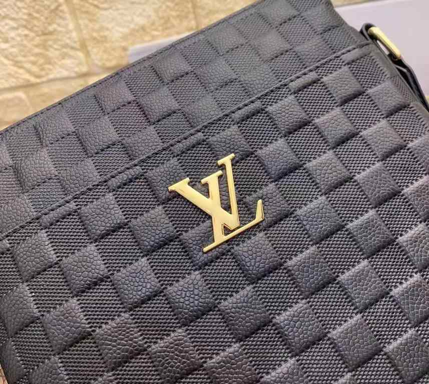 New Lv crossbody bag   Italian imported cowhide   top goods,   steel hardware are brand LOGO, look at the gloss of the leather, look at the oil edges, look at the alignment, the highest quality in the market, there is no