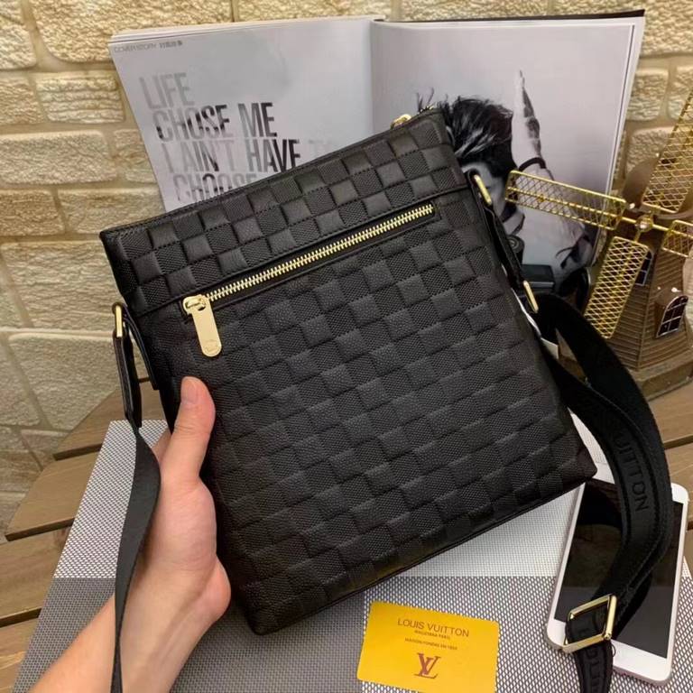 New Lv crossbody bag   Italian imported cowhide   top goods,   steel hardware are brand LOGO, look at the gloss of the leather, look at the oil edges, look at the alignment, the highest quality in the market, there is no