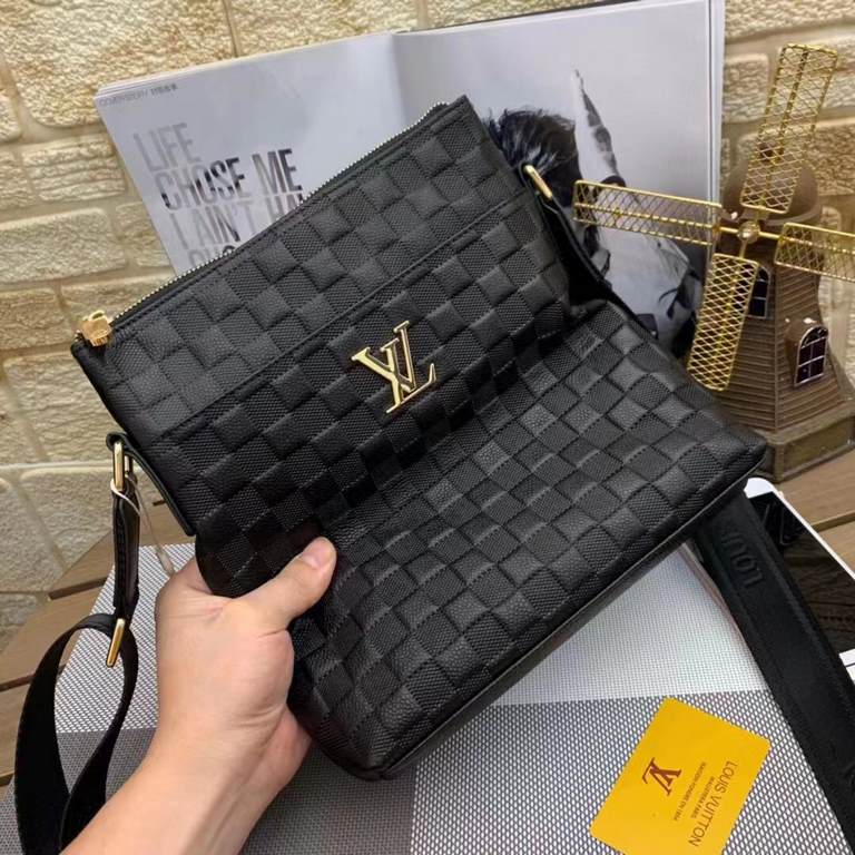 New Lv crossbody bag   Italian imported cowhide   top goods,   steel hardware are brand LOGO, look at the gloss of the leather, look at the oil edges, look at the alignment, the highest quality in the market, there is no