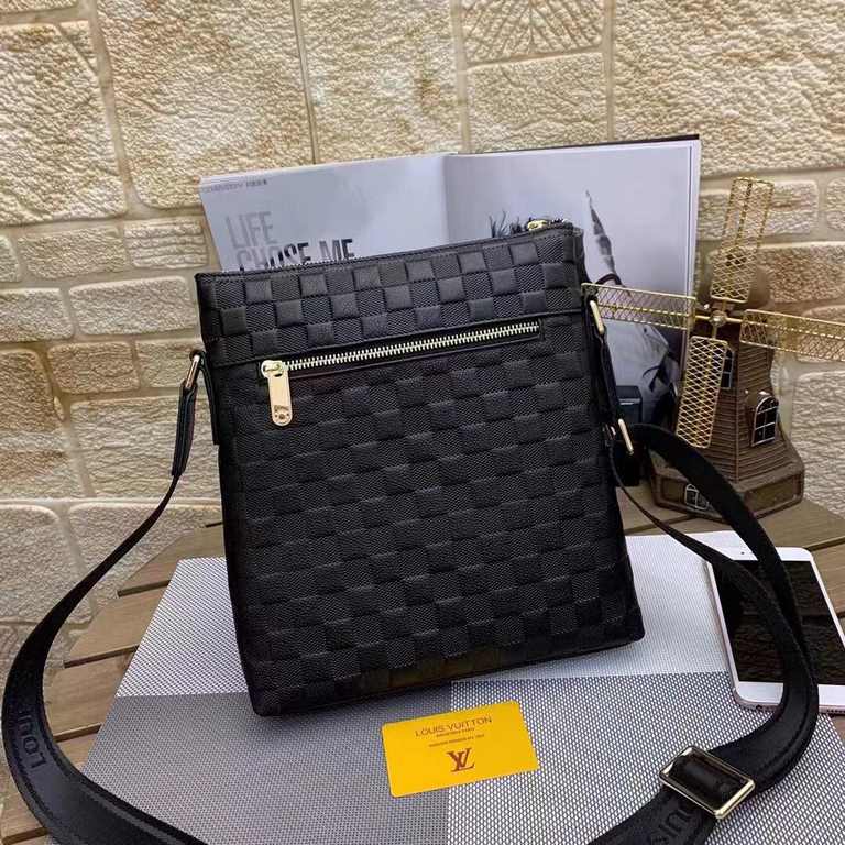 New Lv crossbody bag   Italian imported cowhide   top goods,   steel hardware are brand LOGO, look at the gloss of the leather, look at the oil edges, look at the alignment, the highest quality in the market, there is no