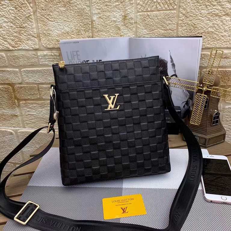 New Lv crossbody bag   Italian imported cowhide   top goods,   steel hardware are brand LOGO, look at the gloss of the leather, look at the oil edges, look at the alignment, the highest quality in the market, there is no