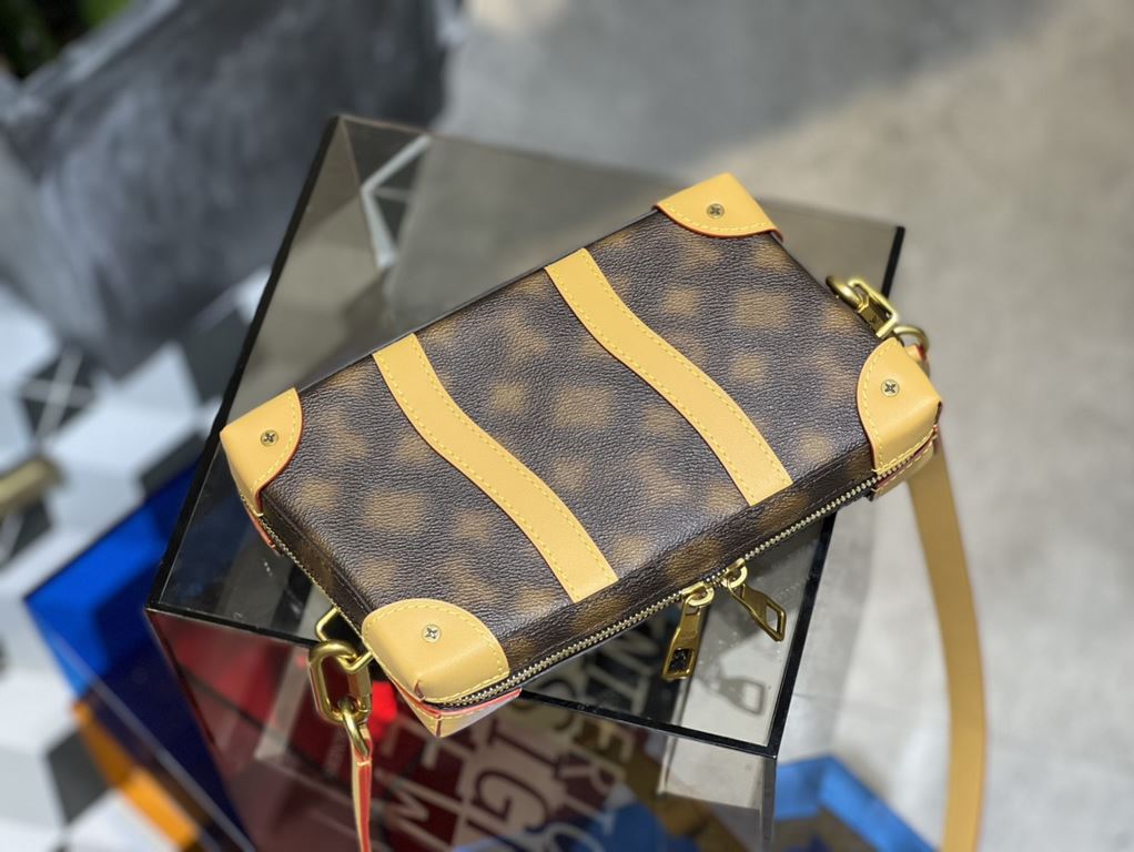 M81580, this Soft Trunk bag introduces Louis Vuitton's classic elements into a creative fantasy. Wavy lines and the out-of-focus pattern of the Blurry Monogram canvas resemble a surrealist painting, revealing Virgil Ablo