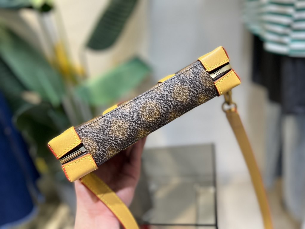 M81580, this Soft Trunk bag introduces Louis Vuitton's classic elements into a creative fantasy. Wavy lines and the out-of-focus pattern of the Blurry Monogram canvas resemble a surrealist painting, revealing Virgil Ablo