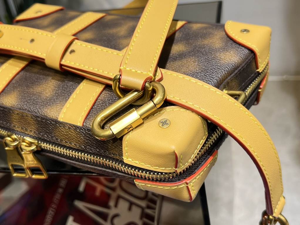 M81580, this Soft Trunk bag introduces Louis Vuitton's classic elements into a creative fantasy. Wavy lines and the out-of-focus pattern of the Blurry Monogram canvas resemble a surrealist painting, revealing Virgil Ablo