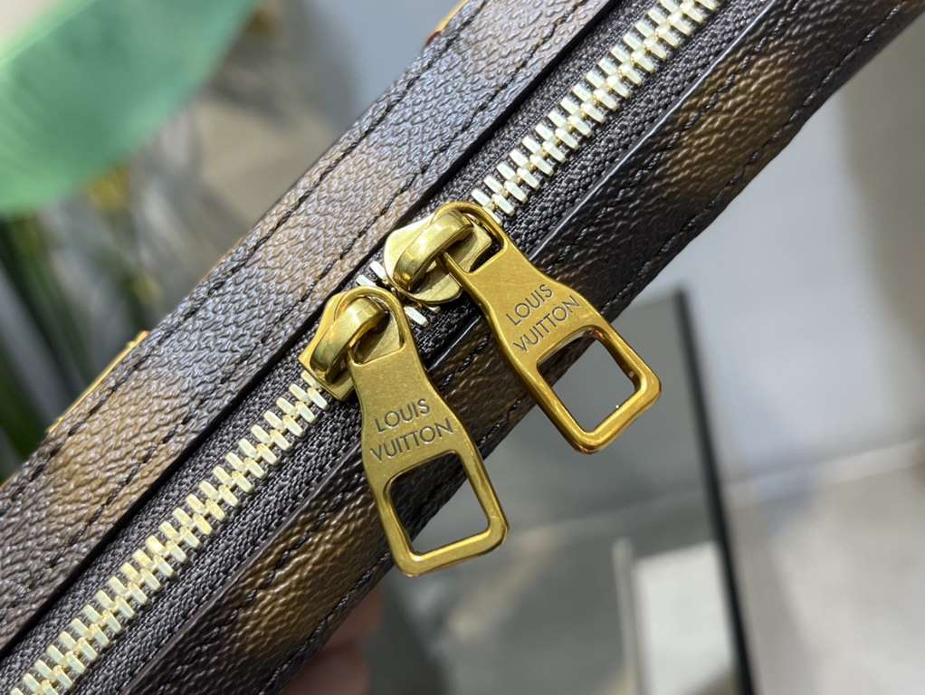 M81580, this Soft Trunk bag introduces Louis Vuitton's classic elements into a creative fantasy. Wavy lines and the out-of-focus pattern of the Blurry Monogram canvas resemble a surrealist painting, revealing Virgil Ablo