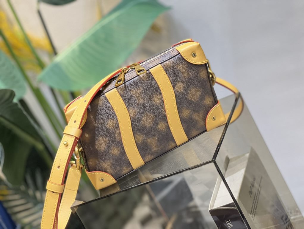 M81580, this Soft Trunk bag introduces Louis Vuitton's classic elements into a creative fantasy. Wavy lines and the out-of-focus pattern of the Blurry Monogram canvas resemble a surrealist painting, revealing Virgil Ablo