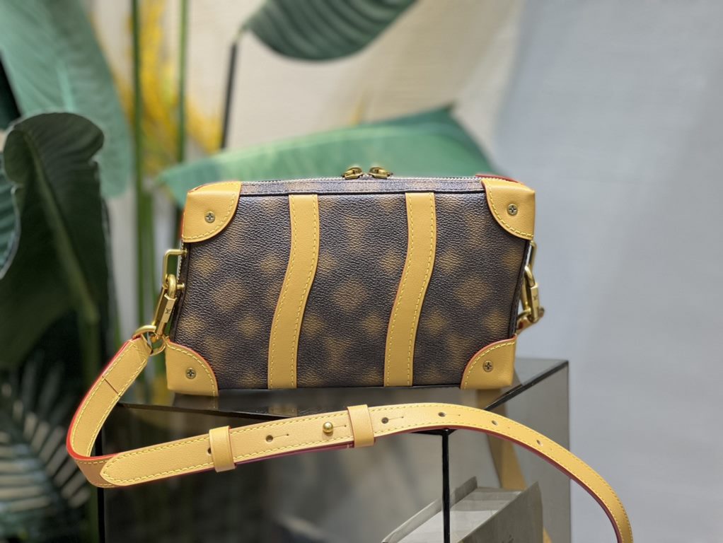 M81580, this Soft Trunk bag introduces Louis Vuitton's classic elements into a creative fantasy. Wavy lines and the out-of-focus pattern of the Blurry Monogram canvas resemble a surrealist painting, revealing Virgil Ablo