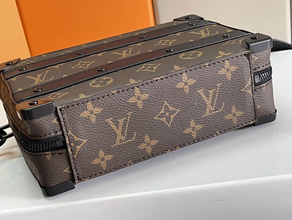 Top quality original   Authentic development, all steel hardware    This Handle Soft Trunk bag evokes Louis Vuitton's case-making heritage with its iconic Monogram Macassar canvas combined with riveted corners and leathe