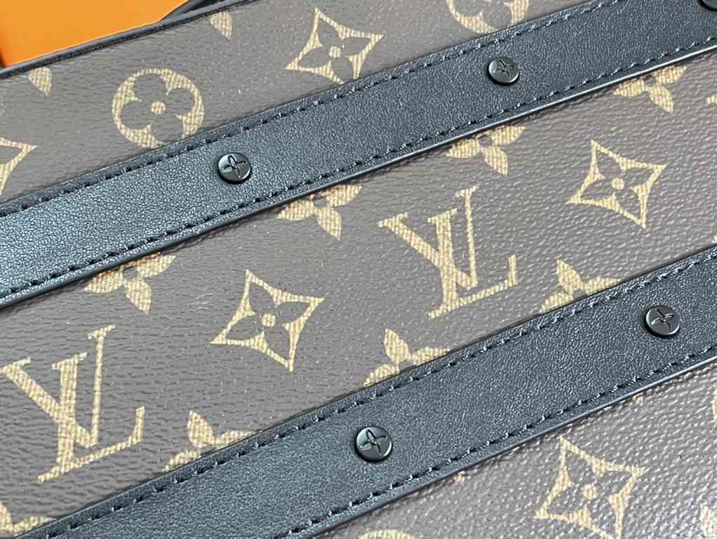 Top quality original   Authentic development, all steel hardware    This Handle Soft Trunk bag evokes Louis Vuitton's case-making heritage with its iconic Monogram Macassar canvas combined with riveted corners and leathe