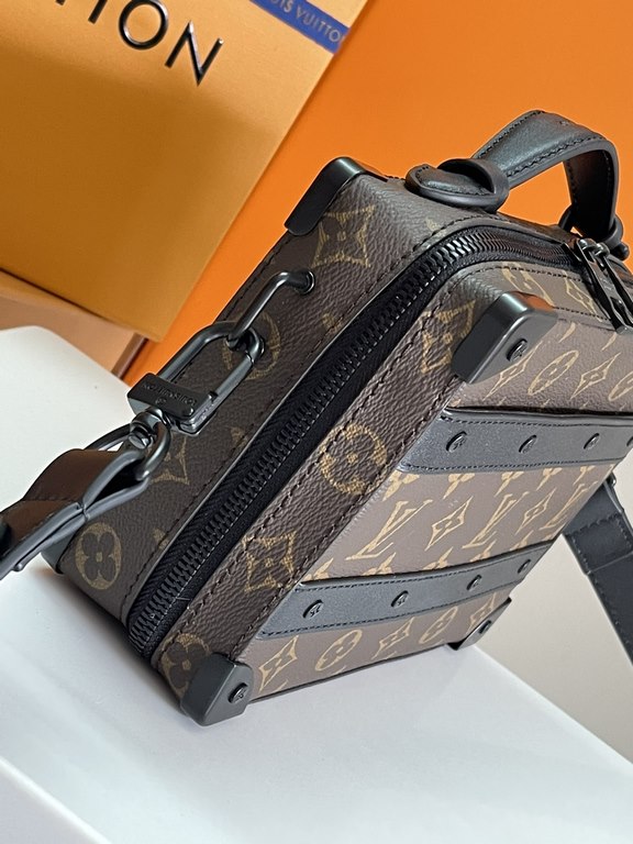 Top quality original   Authentic development, all steel hardware    This Handle Soft Trunk bag evokes Louis Vuitton's case-making heritage with its iconic Monogram Macassar canvas combined with riveted corners and leathe