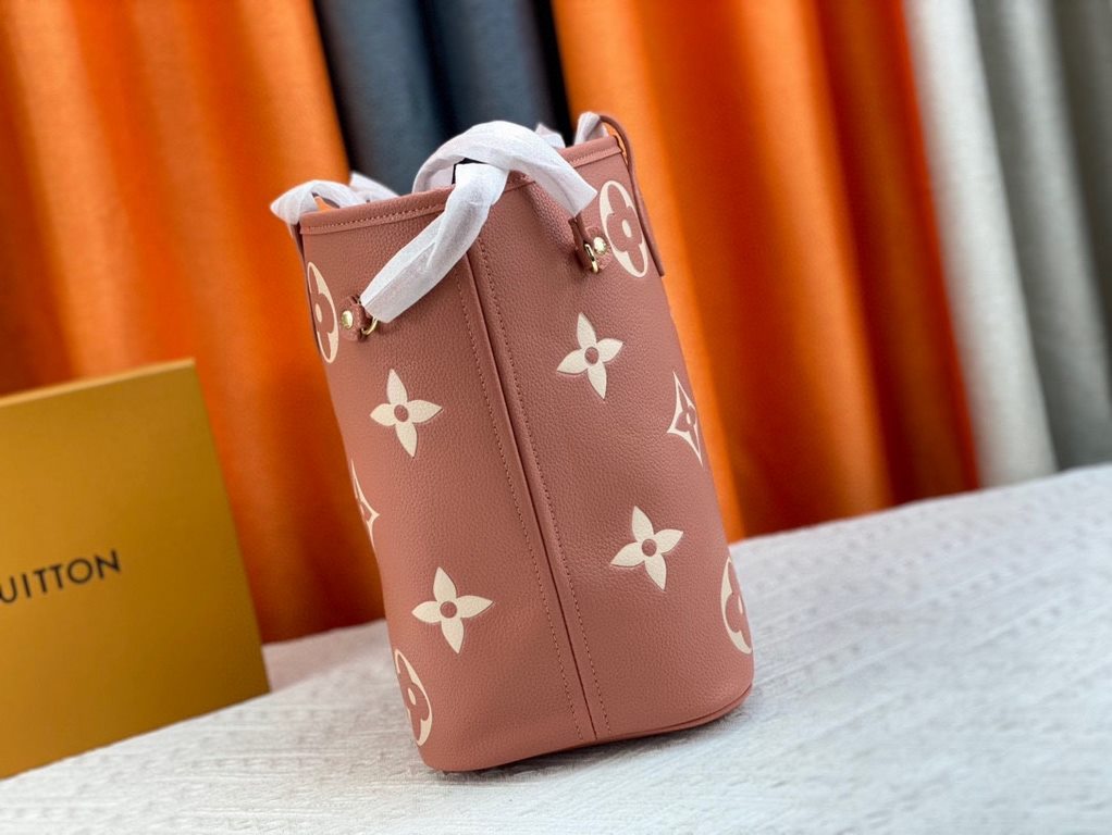 【Unique Real Home Shot】【NEVERFULL Medium Handbag】 m45684 m46329 Pink m40995 (Silkscreen) tote mm tote bag is made of embossed montano leather with cream monochrome stripes and LVs on a pink background. The versatile, loo