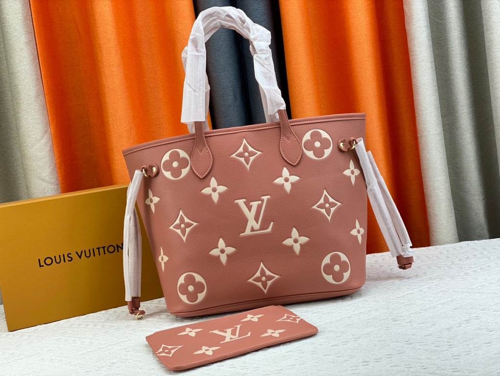 【Unique Real Home Shot】【NEVERFULL Medium Handbag】 m45684 m46329 Pink m40995 (Silkscreen) tote mm tote bag is made of embossed montano leather with cream monochrome stripes and LVs on a pink background. The versatile, loo