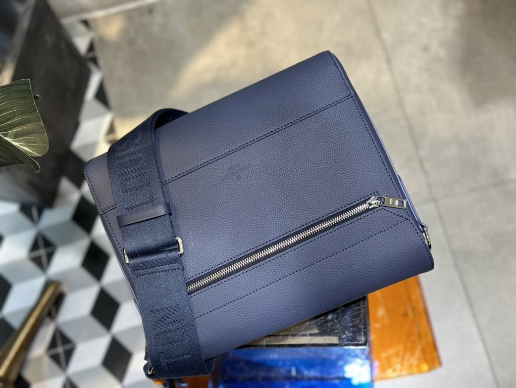 M21363Blue This messenger bag pays homage to Louis Vuitton's travel heritage with its LV Aerogram cowhide leather, which is as supple as the airmail stationery of yesteryear. The metal LV letters and jacquard shoulder st