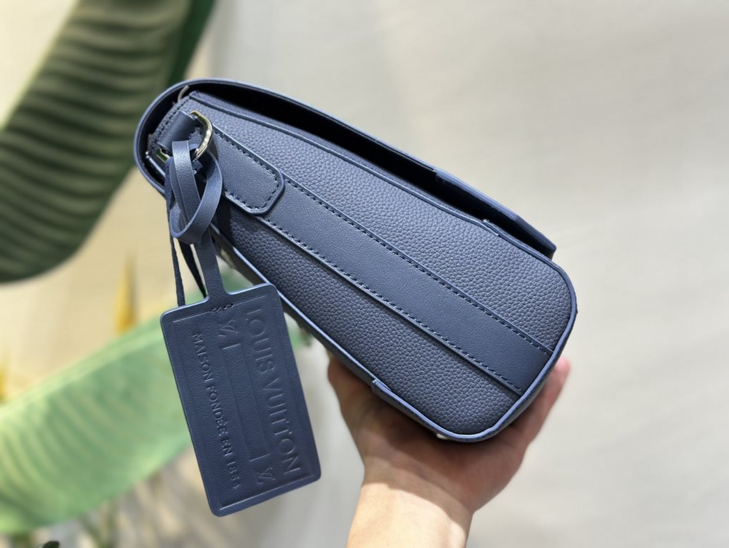 M21363Blue This messenger bag pays homage to Louis Vuitton's travel heritage with its LV Aerogram cowhide leather, which is as supple as the airmail stationery of yesteryear. The metal LV letters and jacquard shoulder st