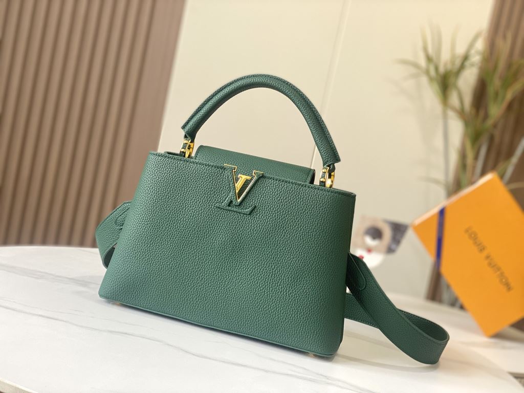 EXCLUSIVE PHOTO - M59434This medium Capucines BB handbag is shaped in full-grain cowhide leather in the compact size of the Capucines collection, with LV's letters, signature side loops, and a floral Monogram flap.Detail