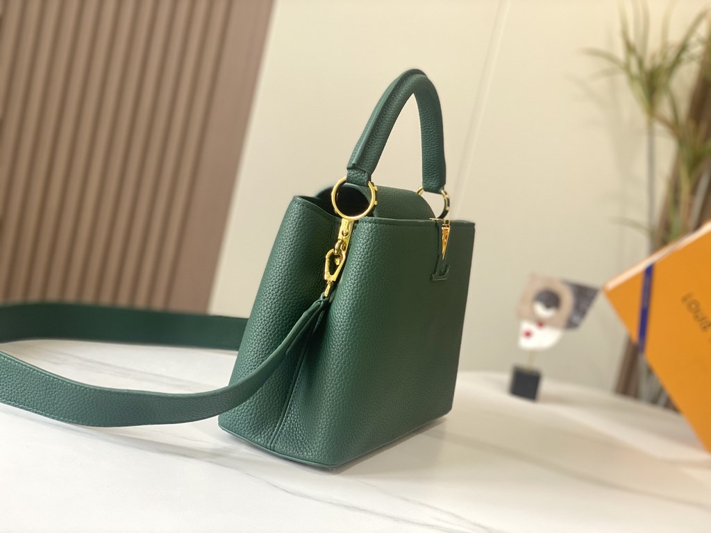 EXCLUSIVE PHOTO - M59434This medium Capucines BB handbag is shaped in full-grain cowhide leather in the compact size of the Capucines collection, with LV's letters, signature side loops, and a floral Monogram flap.Detail