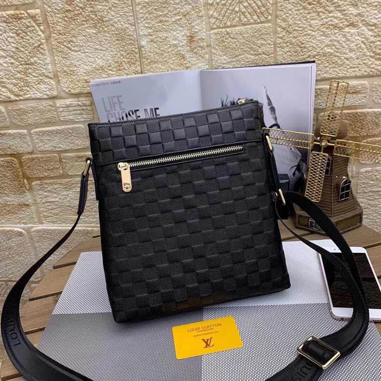 New Lv crossbody bag   Italian imported cowhide   top goods,   steel hardware are brand LOGO, look at the gloss of the leather, look at the oil edge, look at the alignment, the highest quality in the market, there is no 