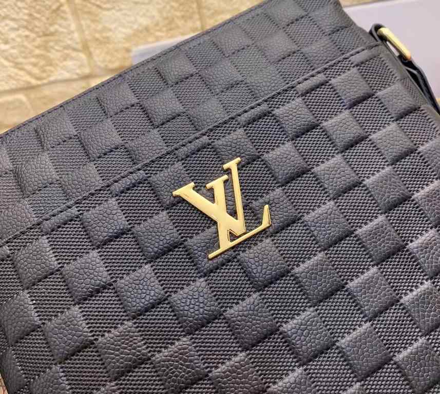 New Lv crossbody bag   Italian imported cowhide   top goods,   steel hardware are brand LOGO, look at the gloss of the leather, look at the oil edge, look at the alignment, the highest quality in the market, there is no 