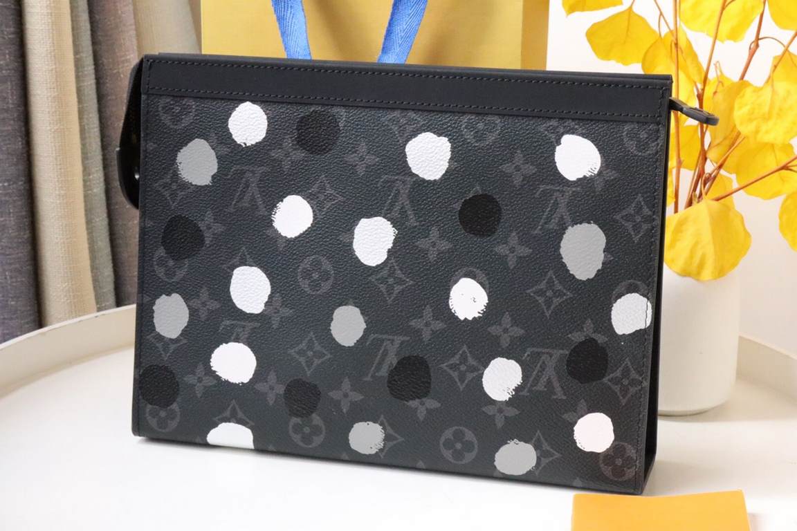 M81934 【】LV X YK POCHETTEVOYAGE clutch bag!Tailored from the new iconic black and gray Monogram Eclipse canvas, this tough new Pochette Voyage medium handbag will easily organize your belongings. Measures 26cm x 20cm.