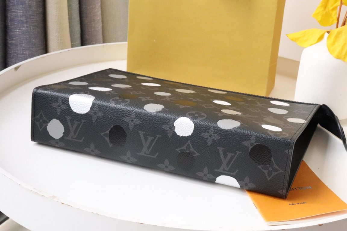 M81934 【】LV X YK POCHETTEVOYAGE clutch bag!Tailored from the new iconic black and gray Monogram Eclipse canvas, this tough new Pochette Voyage medium handbag will easily organize your belongings. Measures 26cm x 20cm.