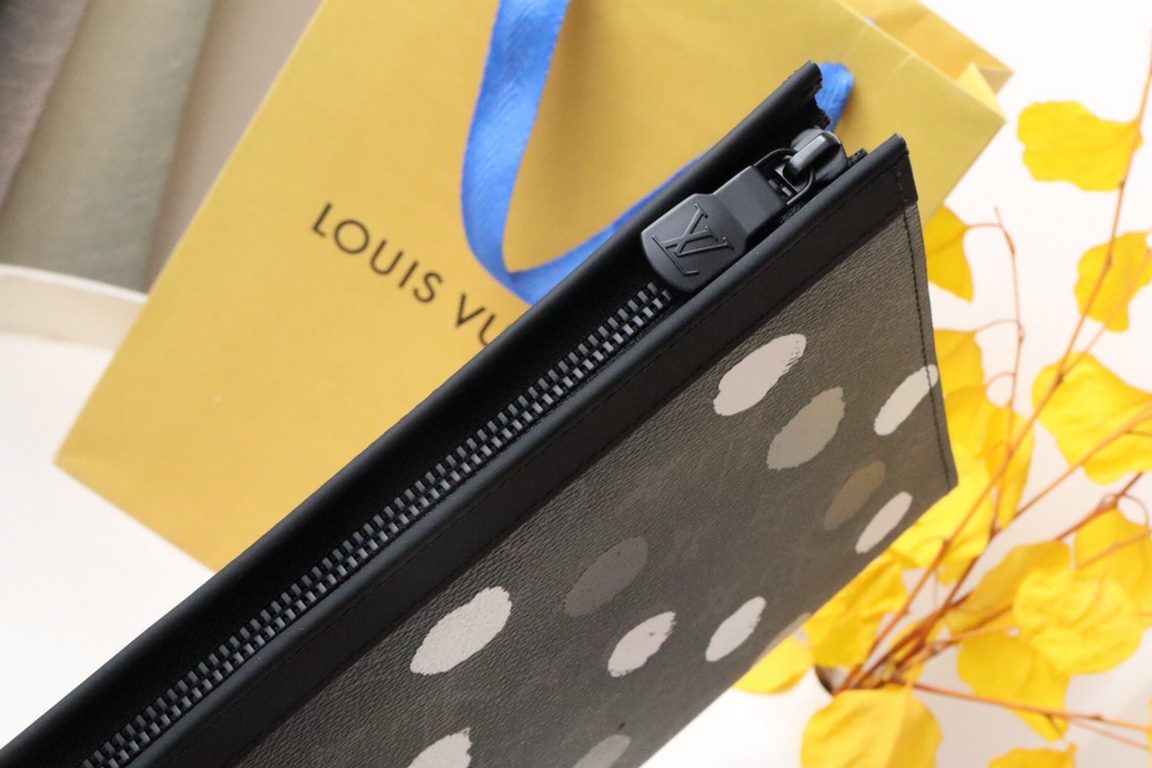 M81934 【】LV X YK POCHETTEVOYAGE clutch bag!Tailored from the new iconic black and gray Monogram Eclipse canvas, this tough new Pochette Voyage medium handbag will easily organize your belongings. Measures 26cm x 20cm.