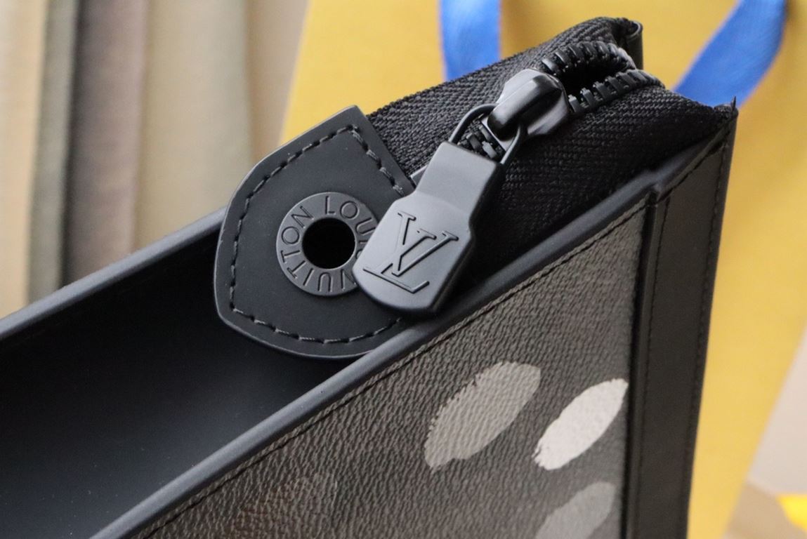 M81934 【】LV X YK POCHETTEVOYAGE clutch bag!Tailored from the new iconic black and gray Monogram Eclipse canvas, this tough new Pochette Voyage medium handbag will easily organize your belongings. Measures 26cm x 20cm.