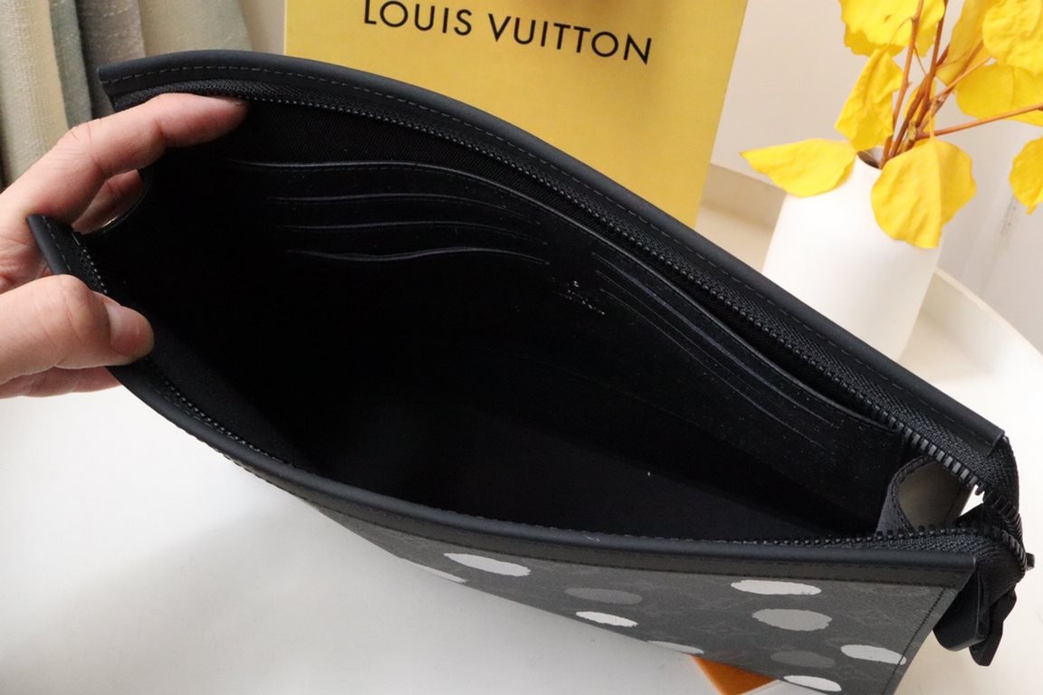 M81934 【】LV X YK POCHETTEVOYAGE clutch bag!Tailored from the new iconic black and gray Monogram Eclipse canvas, this tough new Pochette Voyage medium handbag will easily organize your belongings. Measures 26cm x 20cm.