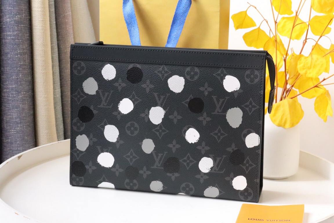 M81934 【】LV X YK POCHETTEVOYAGE clutch bag!Tailored from the new iconic black and gray Monogram Eclipse canvas, this tough new Pochette Voyage medium handbag will easily organize your belongings. Measures 26cm x 20cm.