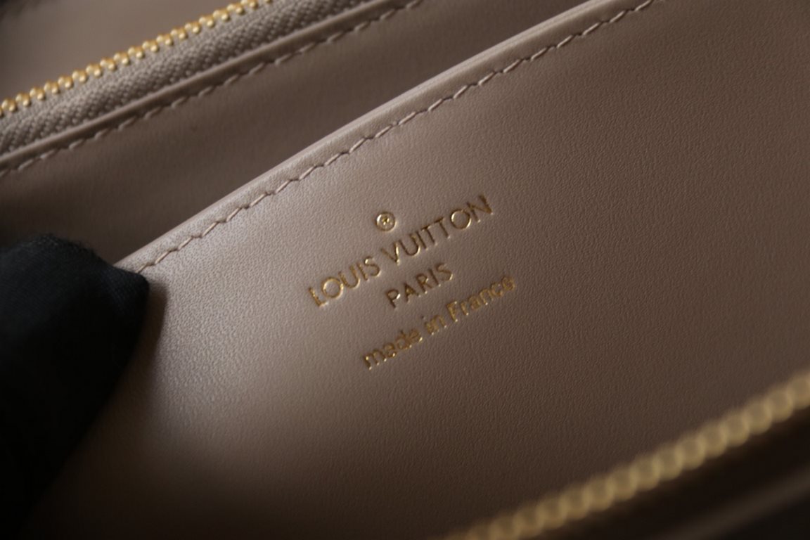 This Zipper WalletM81510Sewn in padded Monogram embossed lambskin, it complements the Coussin Leather Collection. Elegantly designed with a gold-tone zipper embellished with the LV Circle logo pull, the all-in-one wallet