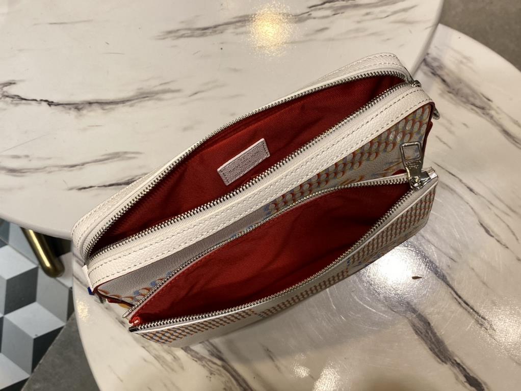 The M20665 Trio Messenger Bag unleashes the on-trend fun of the Damier Spray element. Louis Vuitton's iconic Damier pattern is enlarged to create a 3D effect, while smooth and grained cowhide leather creates multiple str